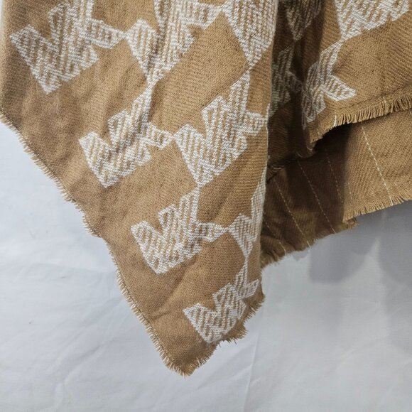 Vintage-Style Beige & White Geometric Knit Shawl Wrap - Picture 3 of 9